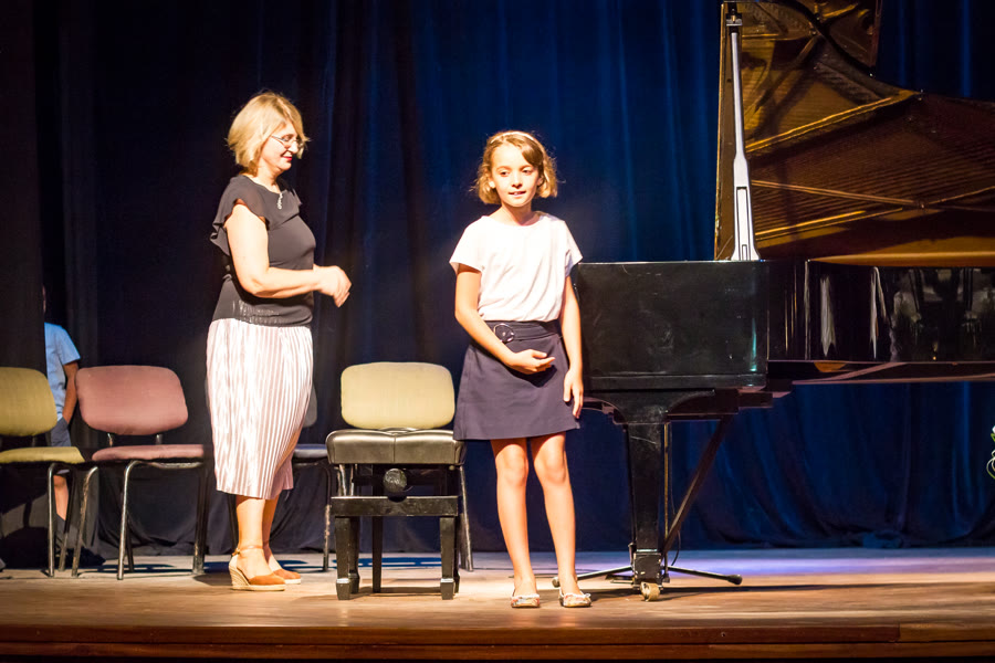 Jeune élève présentée au piano lors du concert 2019
